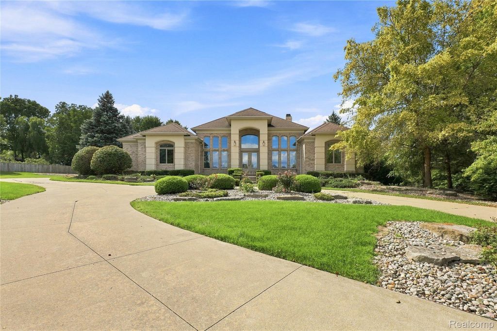 2566 Lakeside Court, Flushing