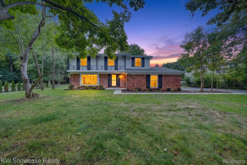 4069 Barnaby Court, West Bloomfield