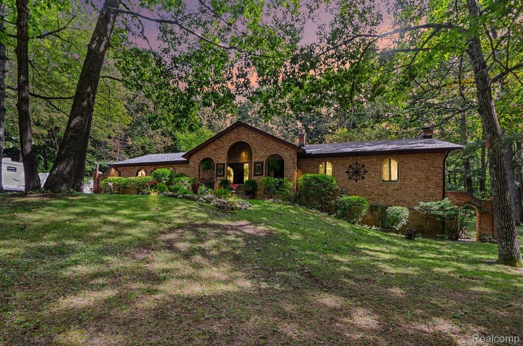 1600 Moffat, Leonard