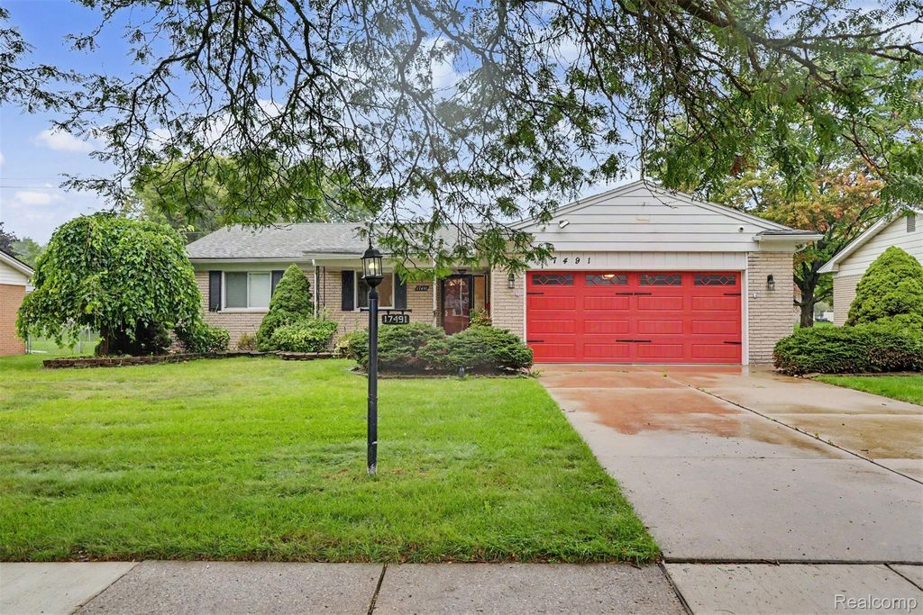 17491 Woodside Street, Livonia