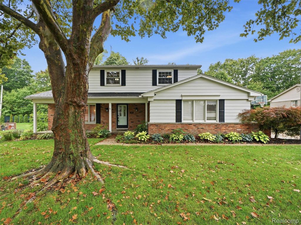 36587 Heatherton Drive, Farmington
