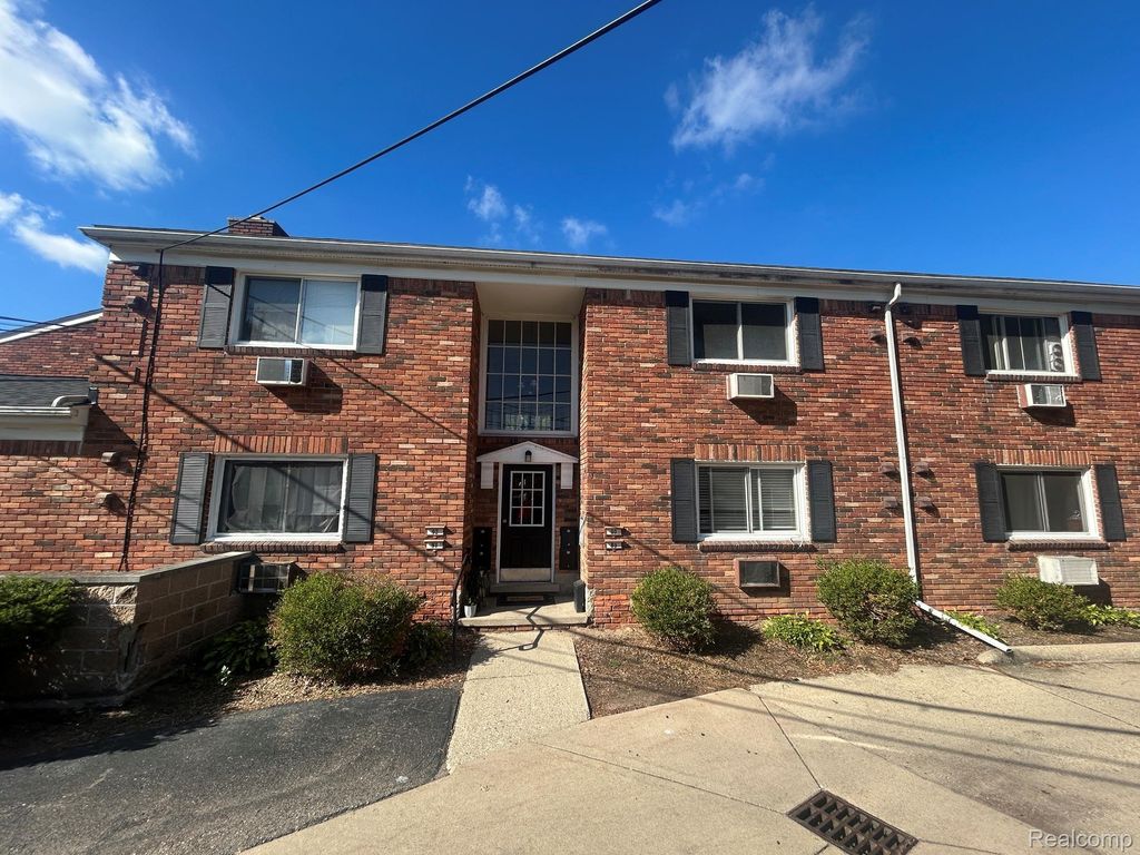 31831 Grand River Avenue, Farmington