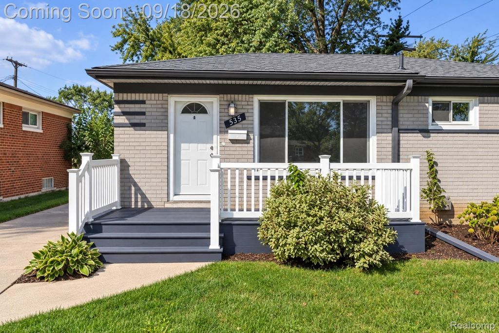 535 E Rose Avenue, Garden City