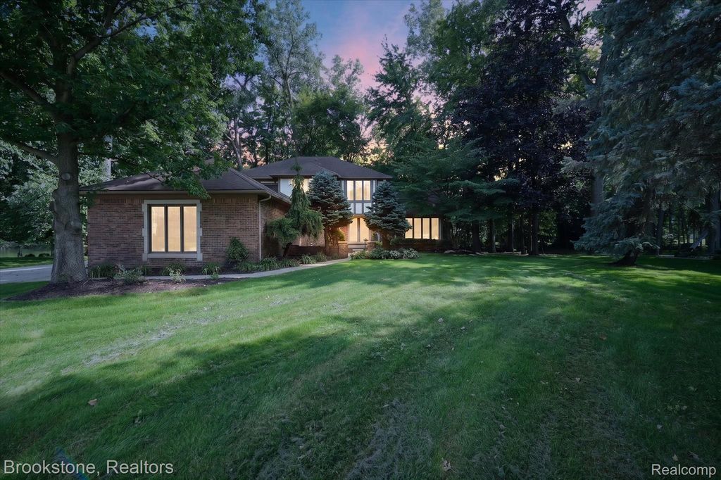 11390 Silverlake Court, Shelby Twp