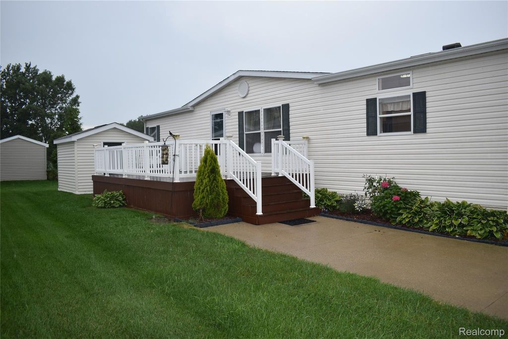 5485 Oakmont, Howell township