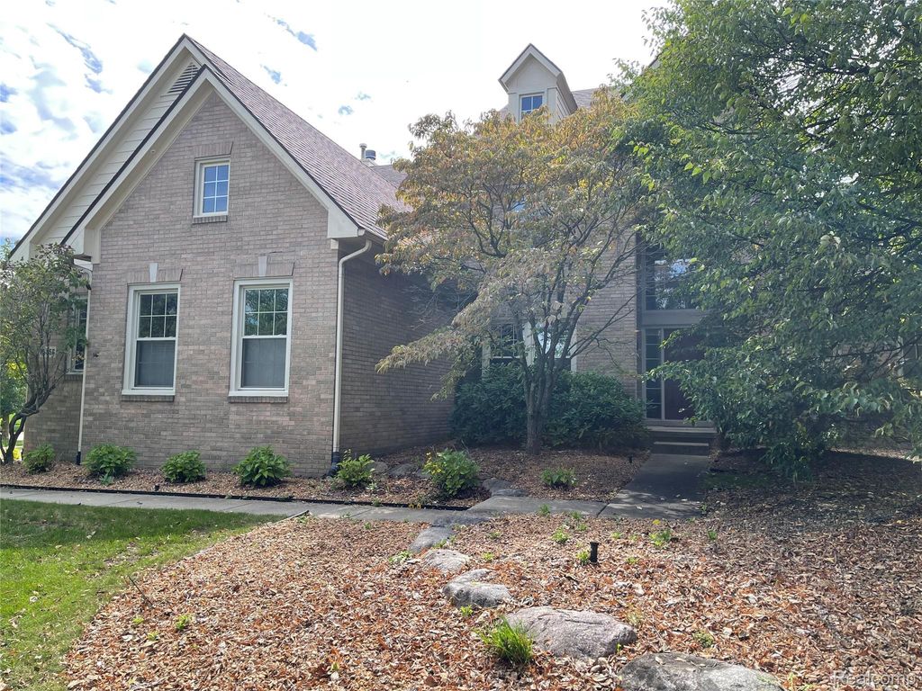 45856 Bristol Circle, Novi