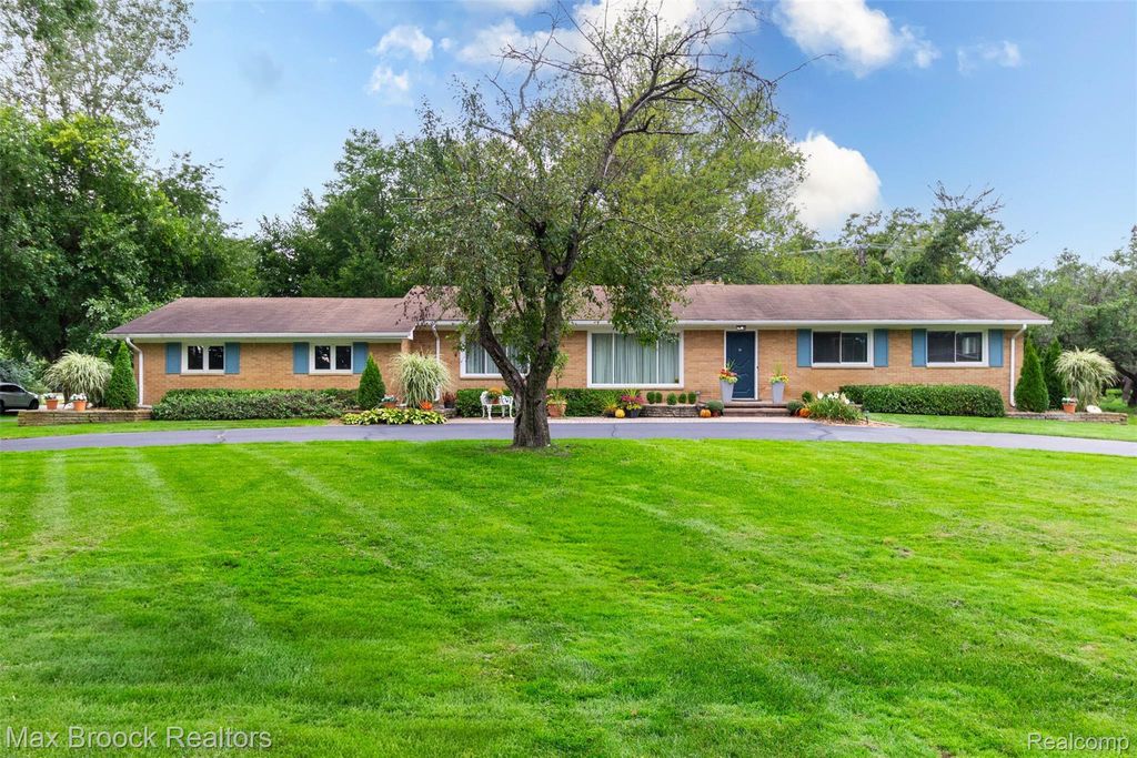 28513 W Kalong Circle, Southfield