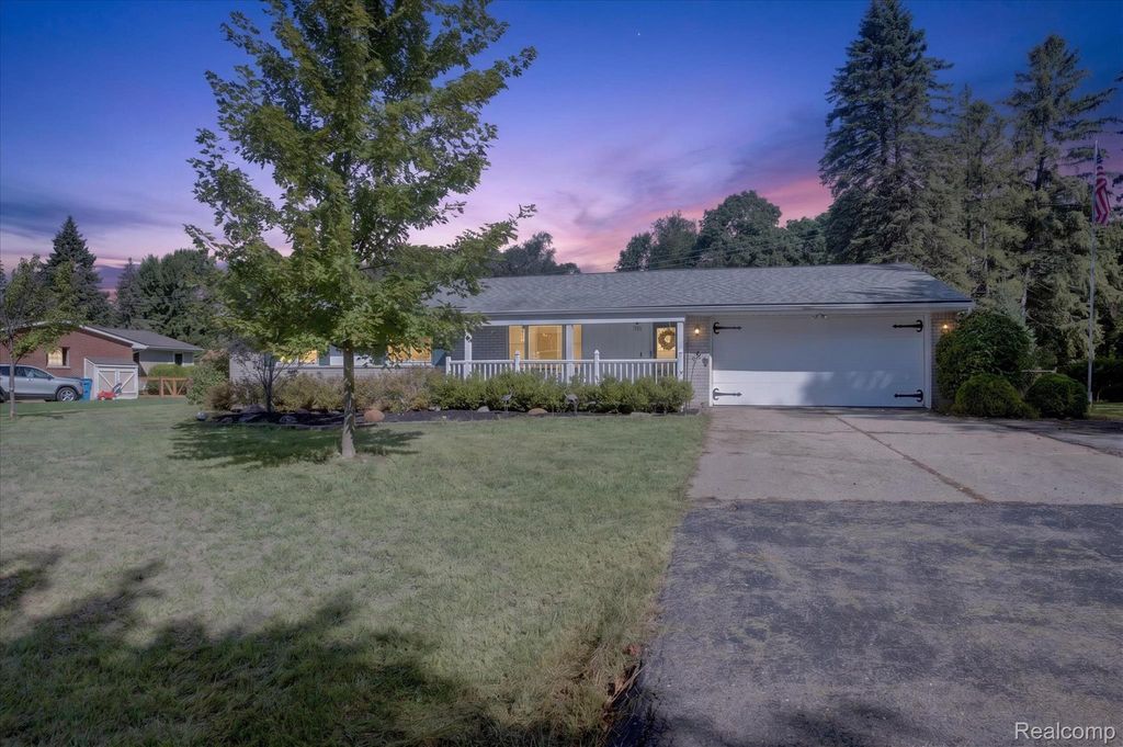 1910 Alton Circle, Commerce Twp