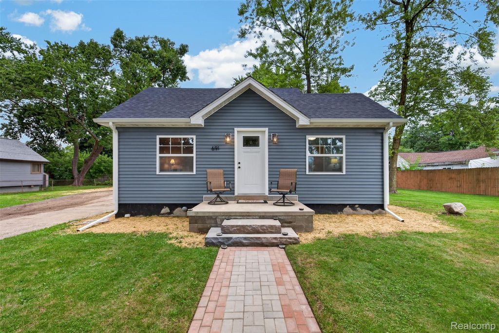 691 E Tennyson Avenue, Pontiac