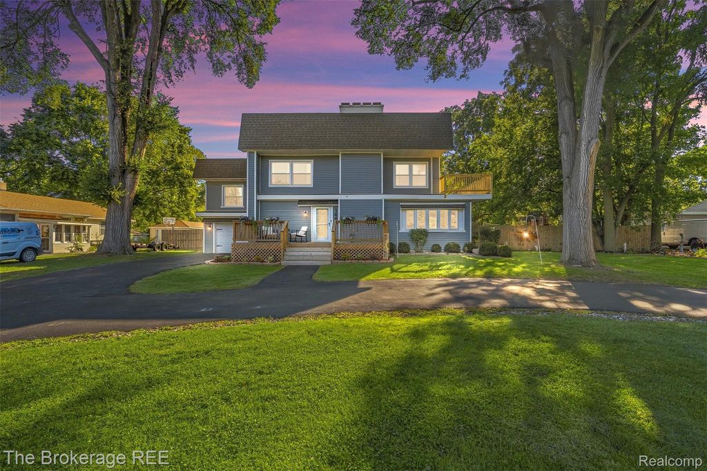 1442 N Packard Avenue, Burton