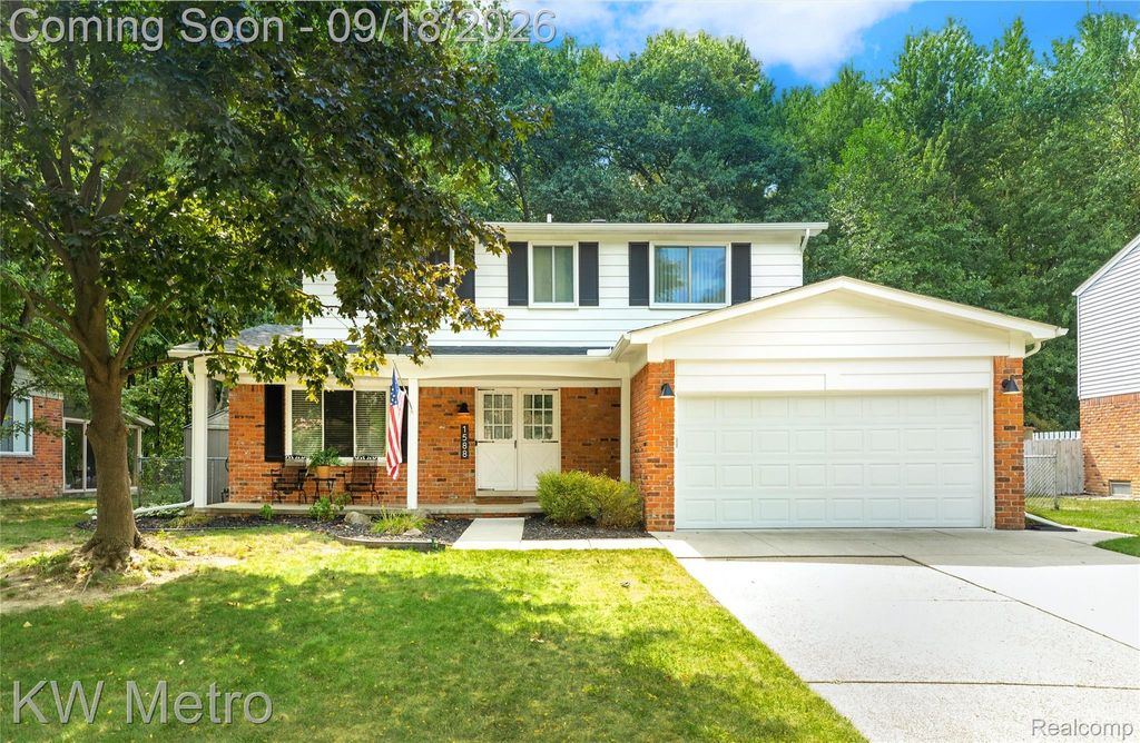 1588 Oakcrest Drive, Troy