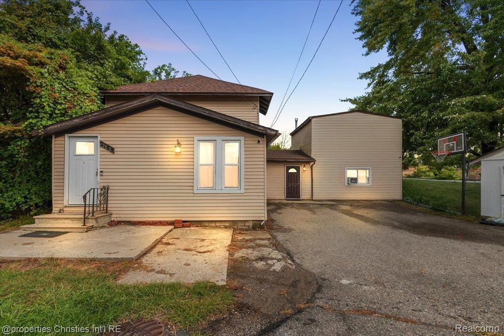 2189 Willow Beach Street, Keego Harbor