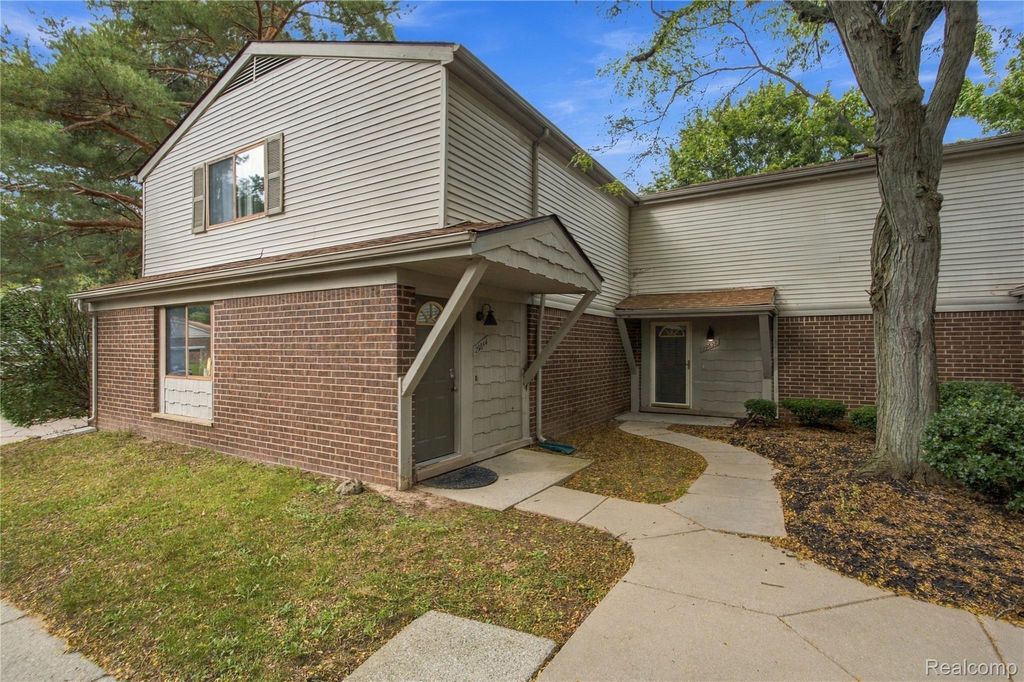 29638 Farmbrook Villa Court, Southfield