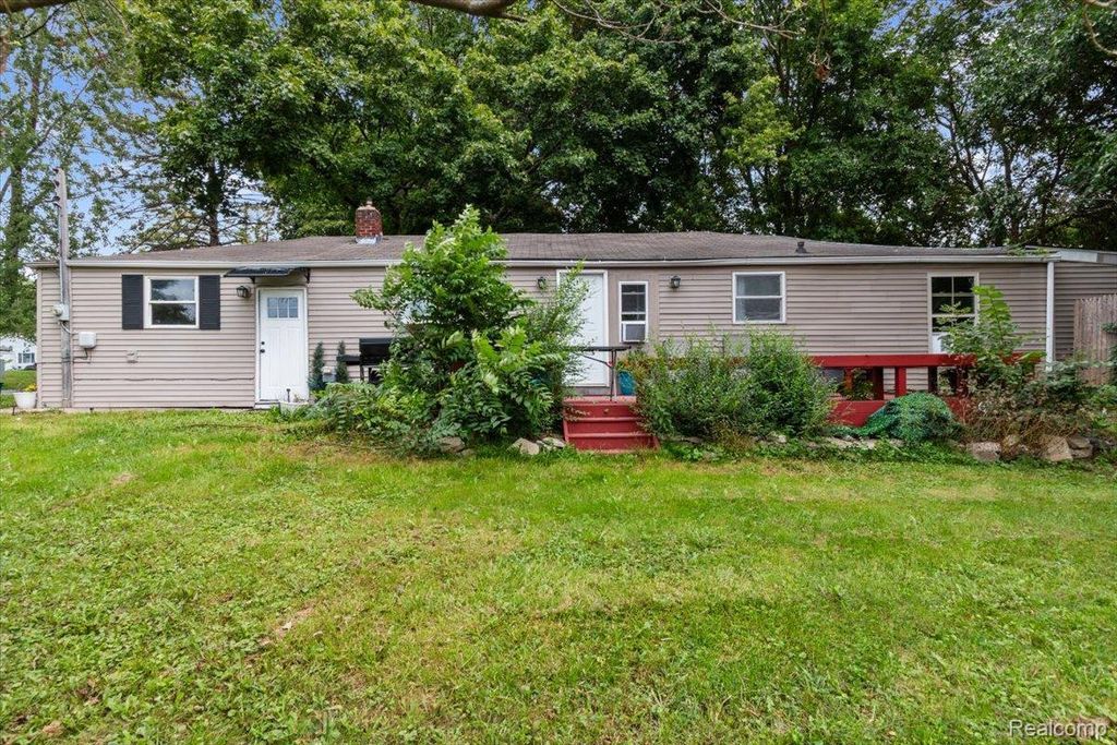 1054 E Mandeville Street, Burton