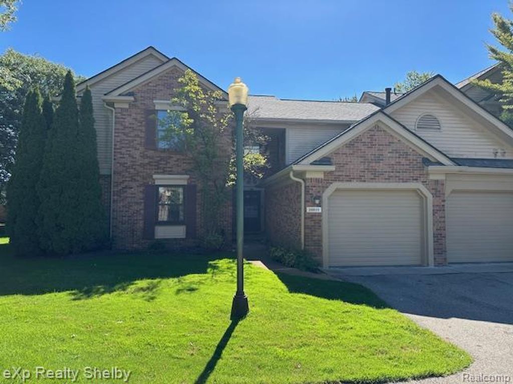 29823 Indian Trail 105, Farmington Hills