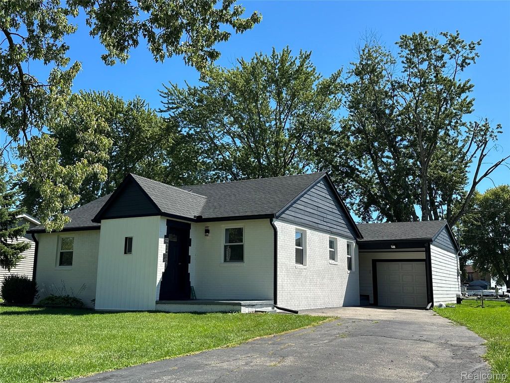47978 Jefferson Avenue, Chesterfield