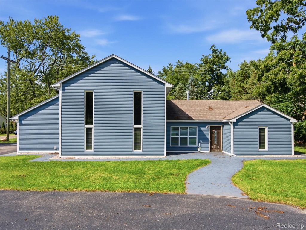 3700 Green Lake Road, West Bloomfield