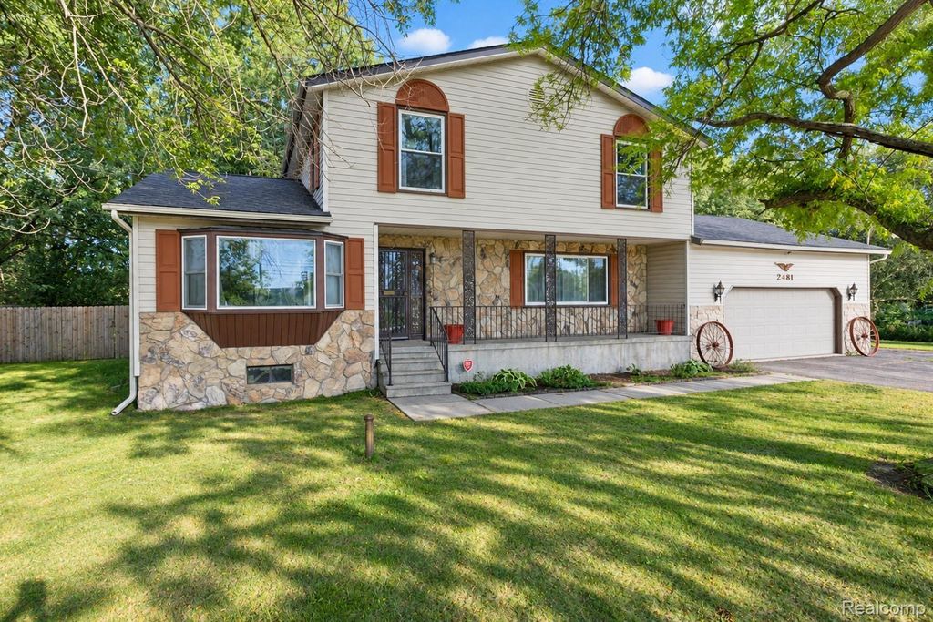 2481 S Genesee Road, Burton