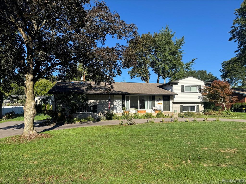 6820 White Pine Drive, Bloomfield charter township