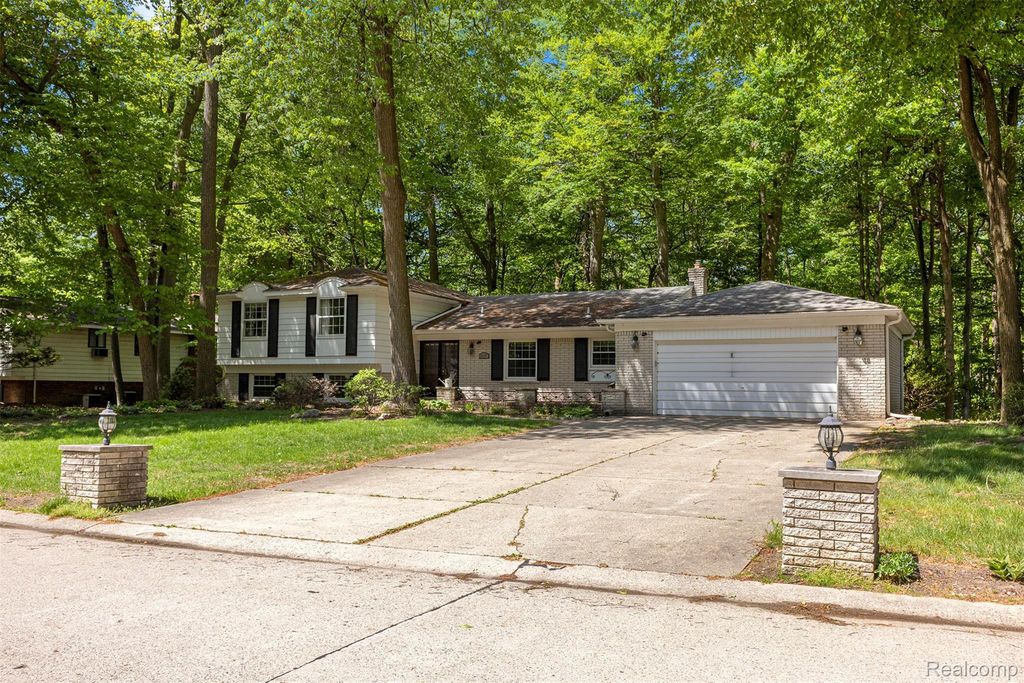 21257 Woodfarm Drive, Northville