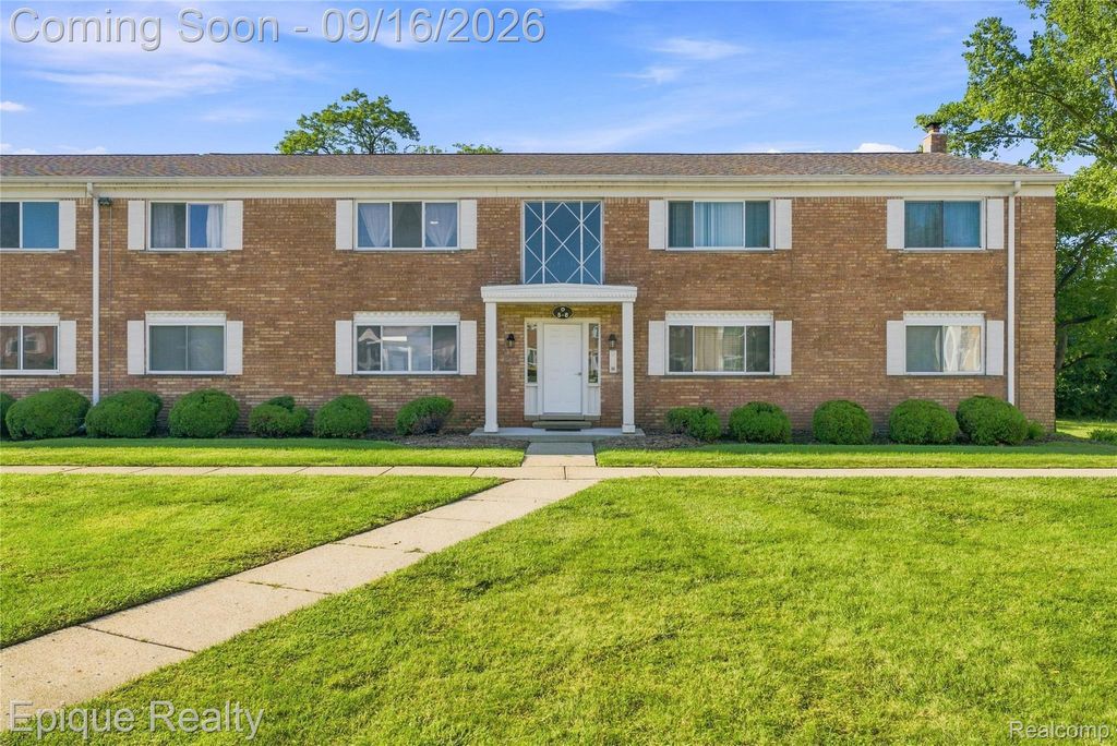 801 W Long Lake Road 7, Bloomfield Hills