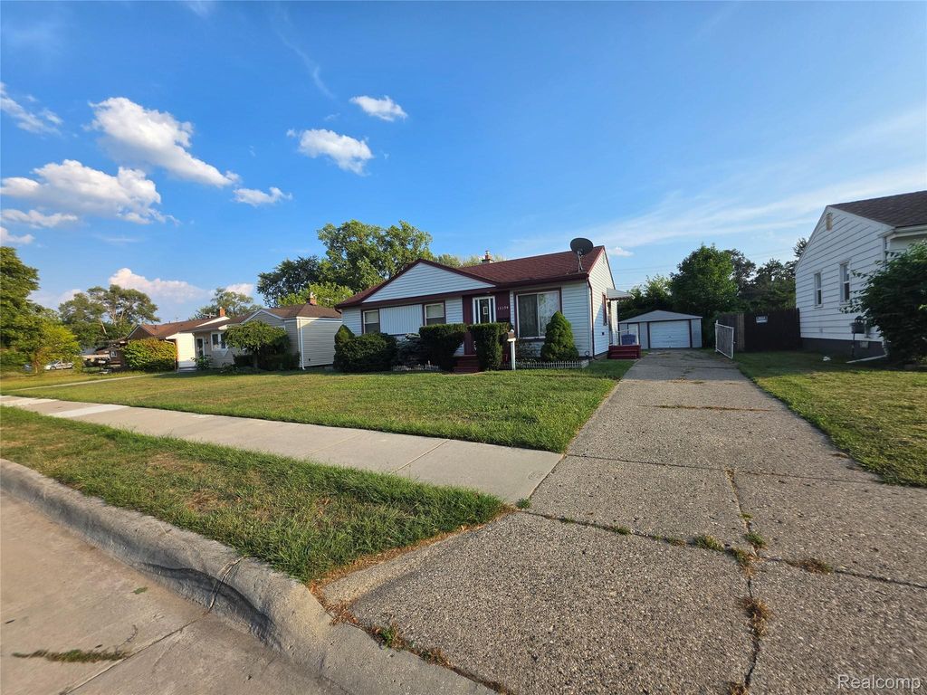 13394 Couwlier Avenue, Warren
