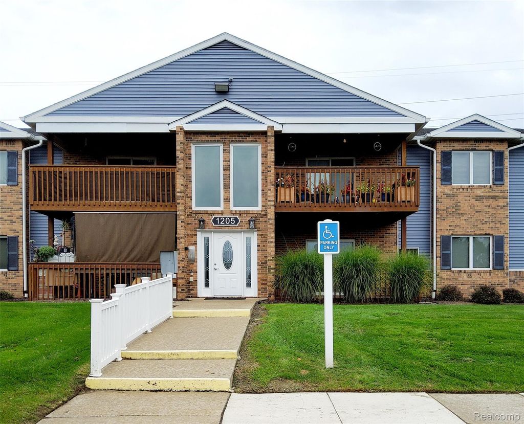 1205 Harbour Drive 35, Trenton