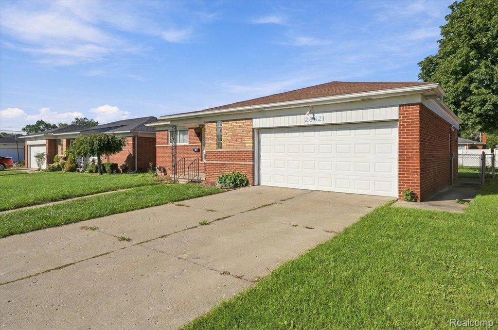 28621 Gilbert Drive, Warren