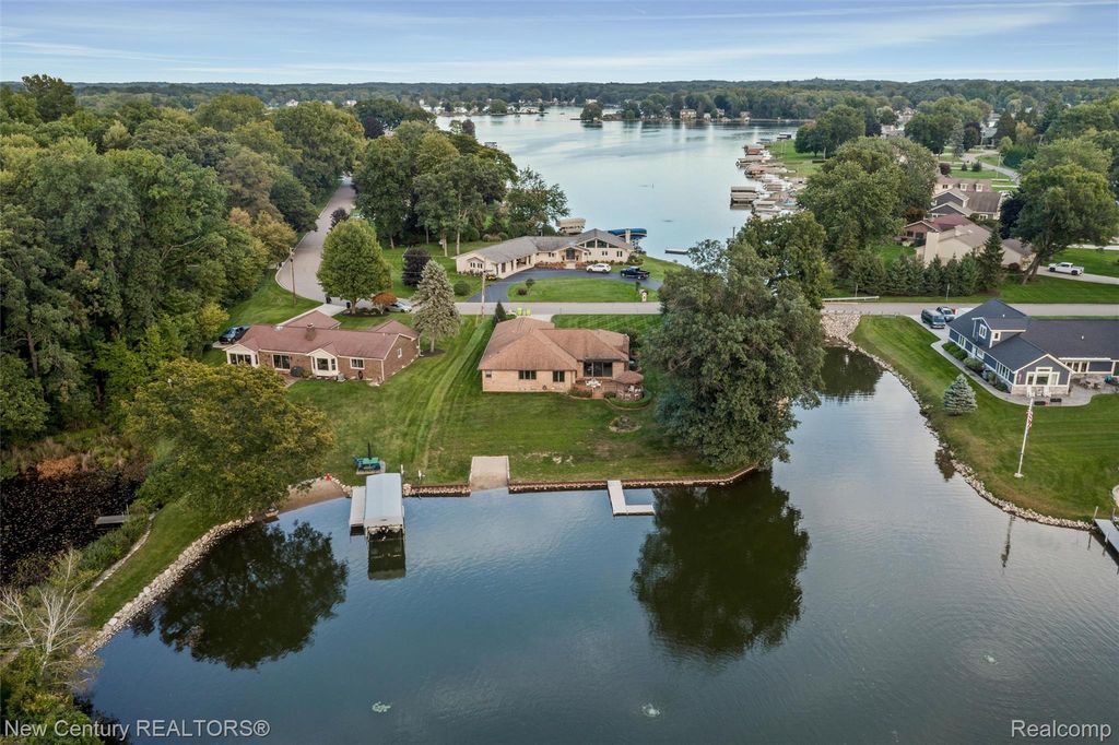4071 Chevron Drive, Highland charter township