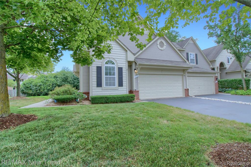 38222 Saratoga Circle, Farmington Hills