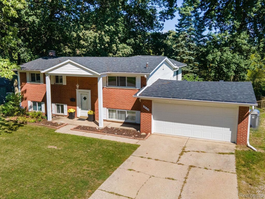 3820 Percy King Road, Waterford charter township