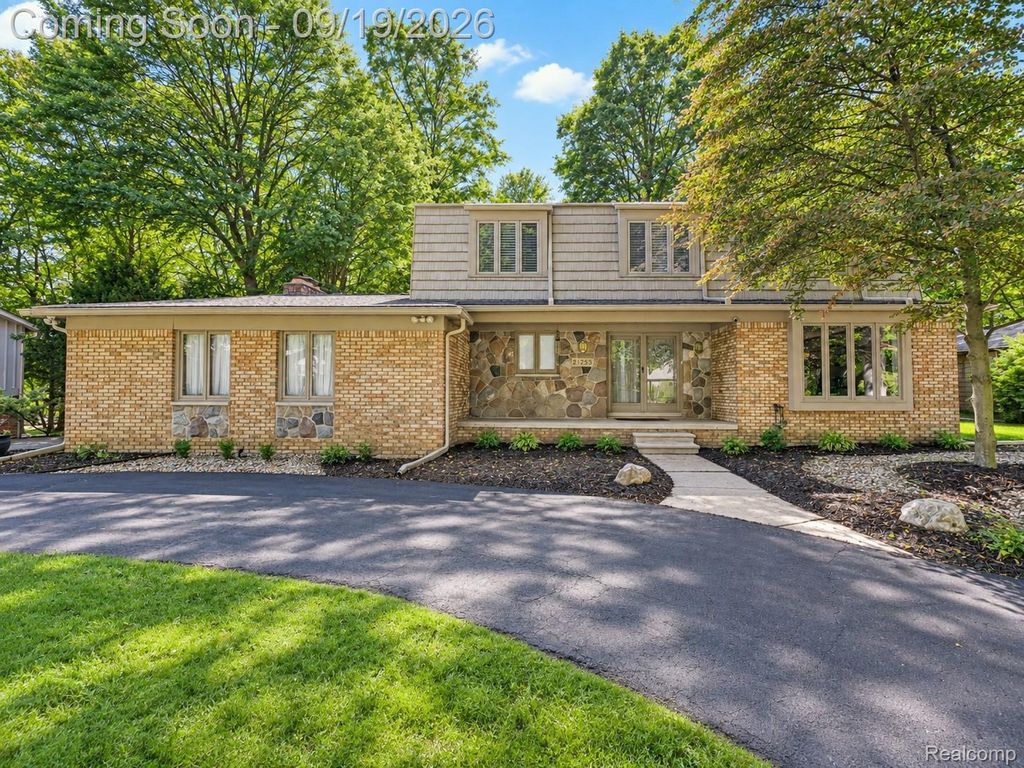 21253 Woodhill Drive, Farmington Hills