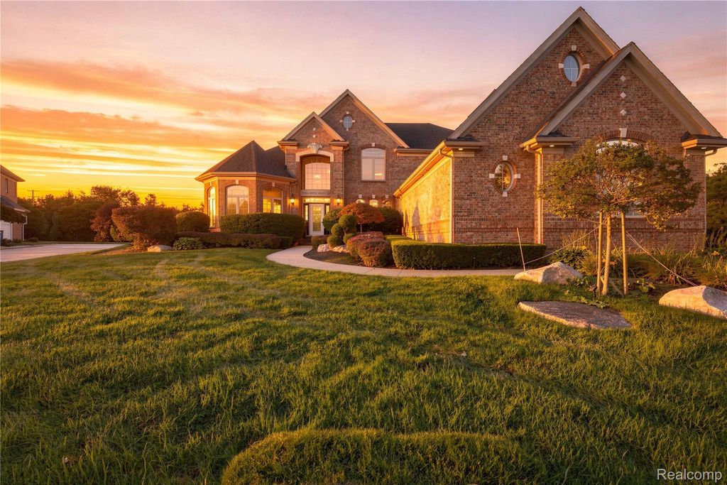 19344 River Valley Drive, Macomb