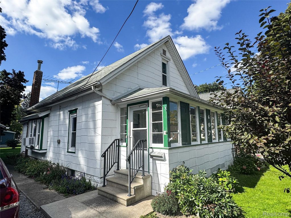 607 N Oak Street, Durand