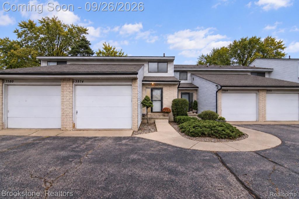 3574 W. Walton W. Walton Boulevard N 2, Waterford charter township