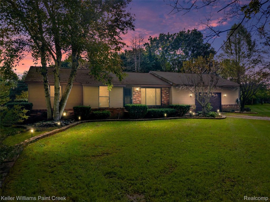5077 Pinckney Road, Marion township
