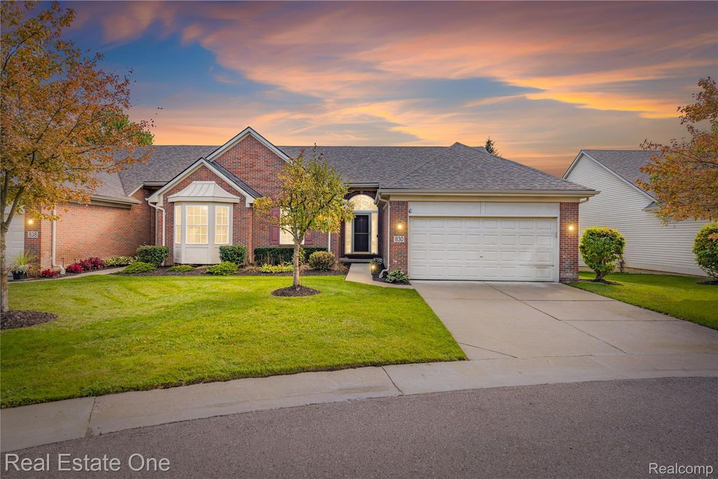 830 Woodhaven, Walled Lake