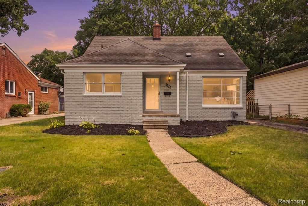 23880 Meadowlark Street, Oak Park