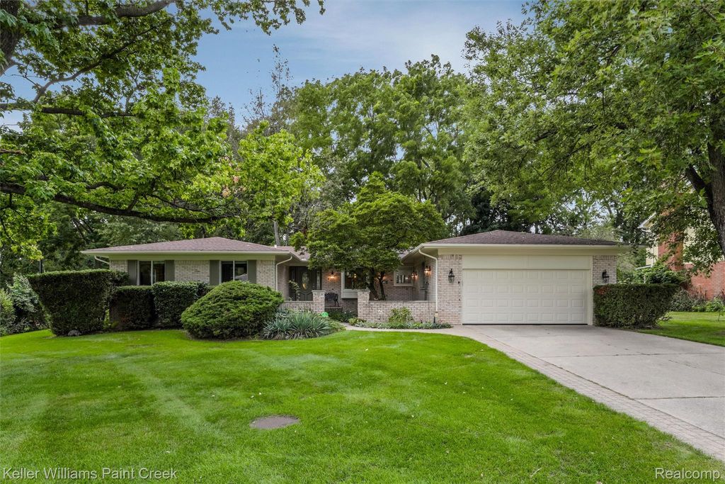 212 Canterbury Trail Drive, Rochester Hills