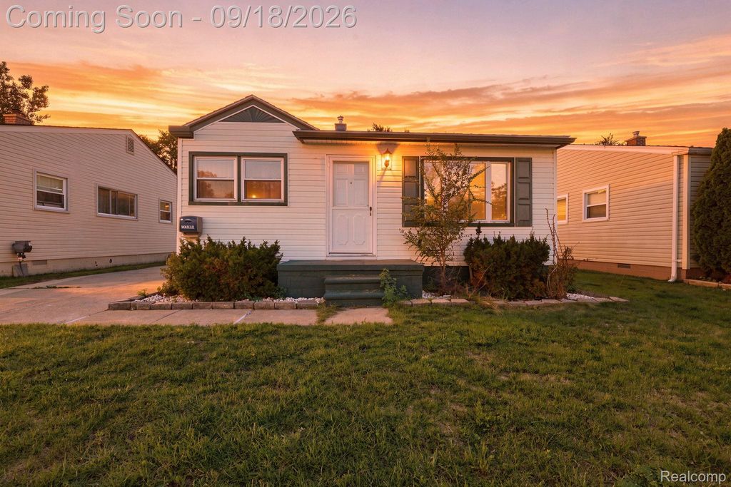 22434 Hillock Avenue, Warren