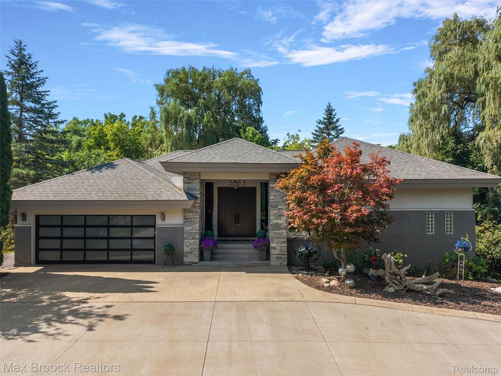 2253 Lone Pine Road, West Bloomfield