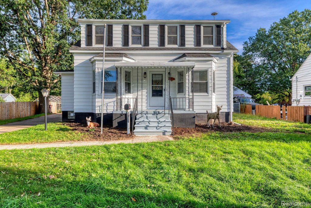 8537 Superior Avenue, Center Line