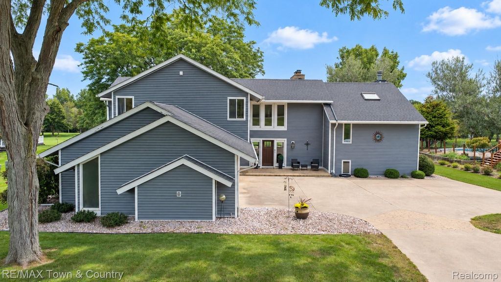 7492 River Road, Flushing
