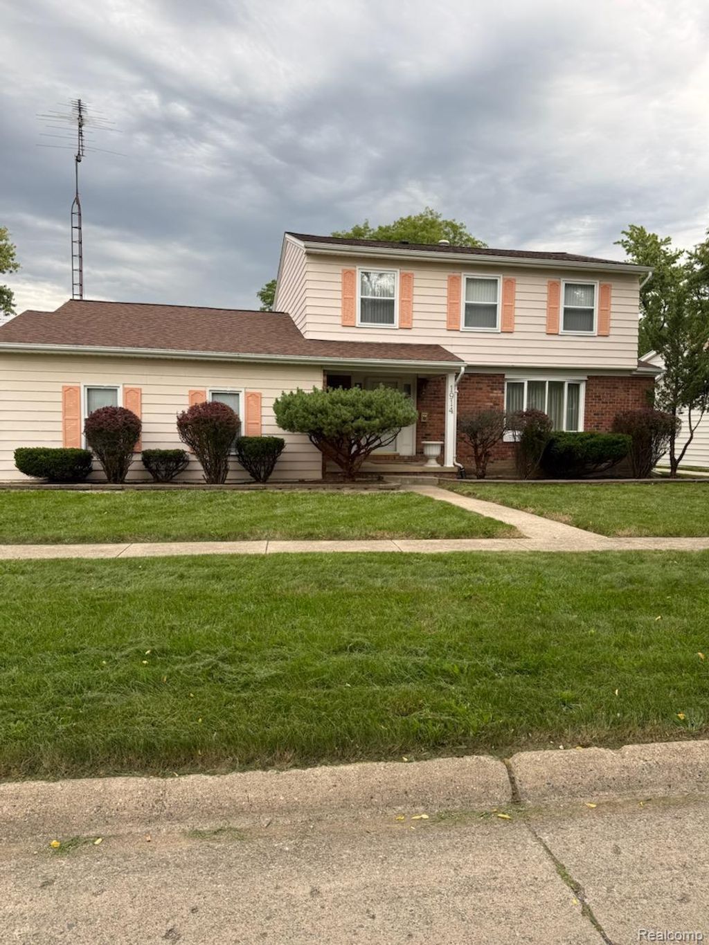 1914 Laurel Oak Drive, Flint