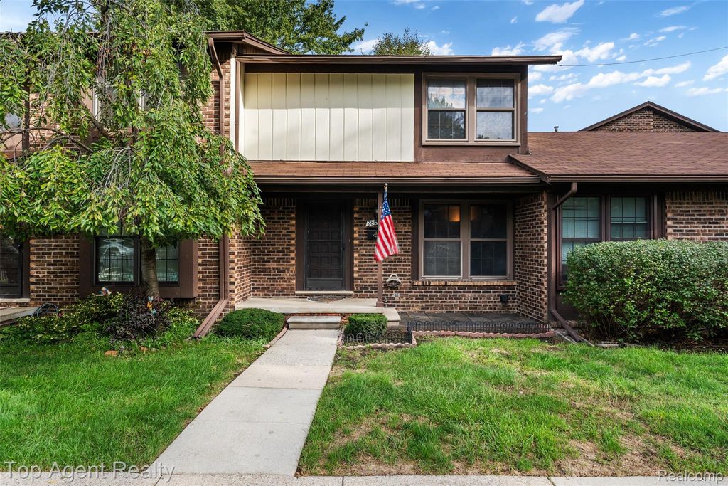 28340 Queens Court, Warren