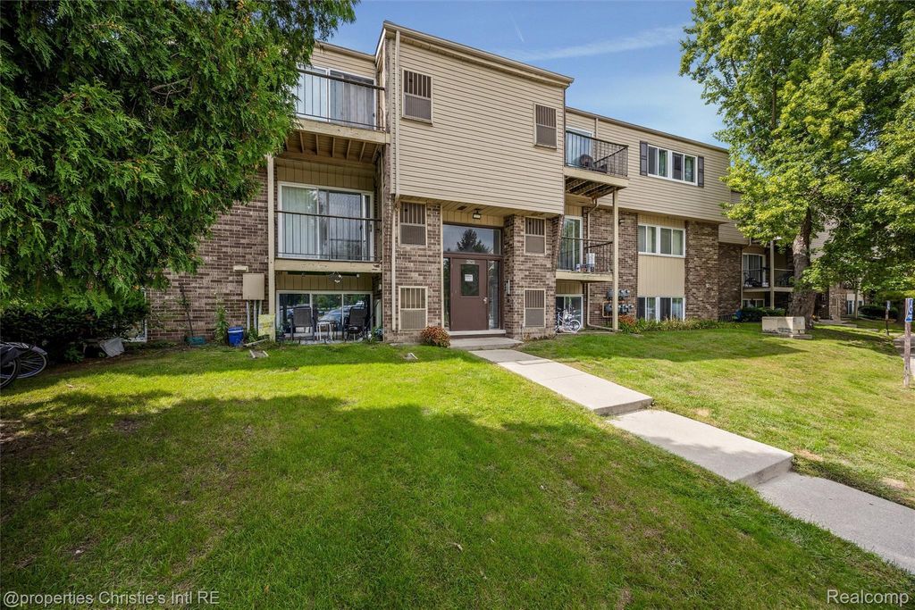 38255 Fairway Court 74a, Clinton Twp