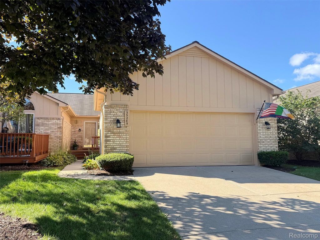 35285 Lone Pine Lane, Farmington Hills