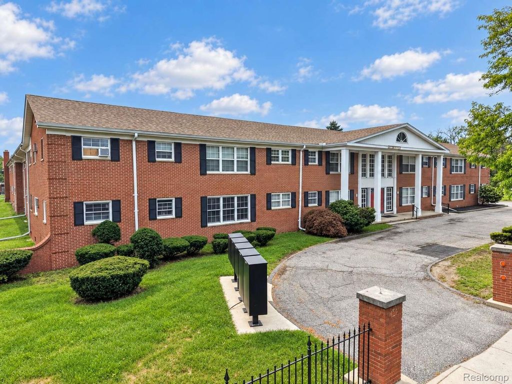 25301 Five Mile Rd 109, Redford