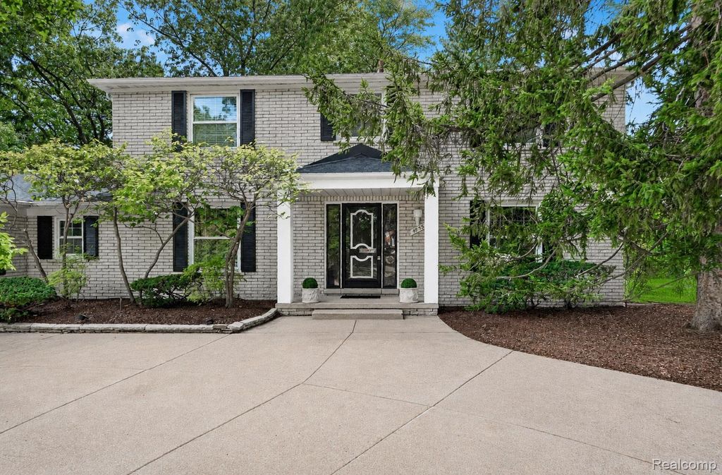 4855 Thorntree Drive, West Bloomfield