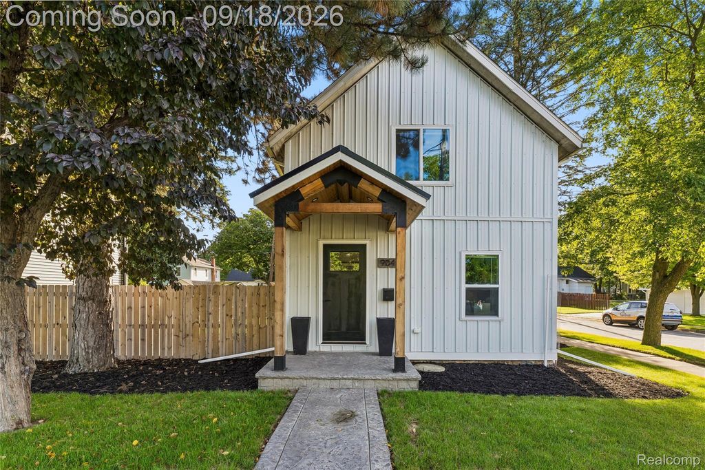 904 N Main Street, Lapeer